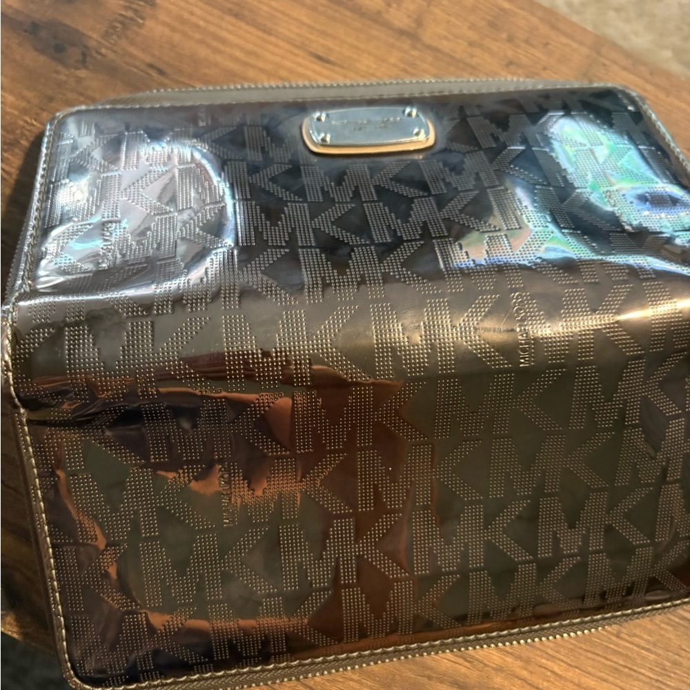 Michael Kors jet set metallic rare large zip around wallet wristlet - Picture 9 of 10